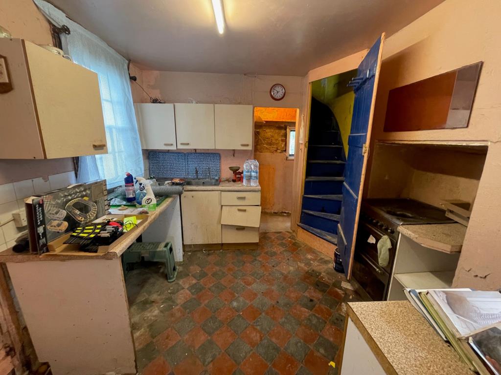 Lot: 131 - FOUR-BEDROOM HOUSE FOR REFURBISHMENT AND IMPROVEMENT - kitchen